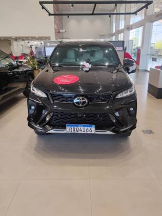 TOYOTA HILUX SW4 2.8 D-4D TURBO DIESEL DIAMOND 7L 4X4 AUTOMÁTICO